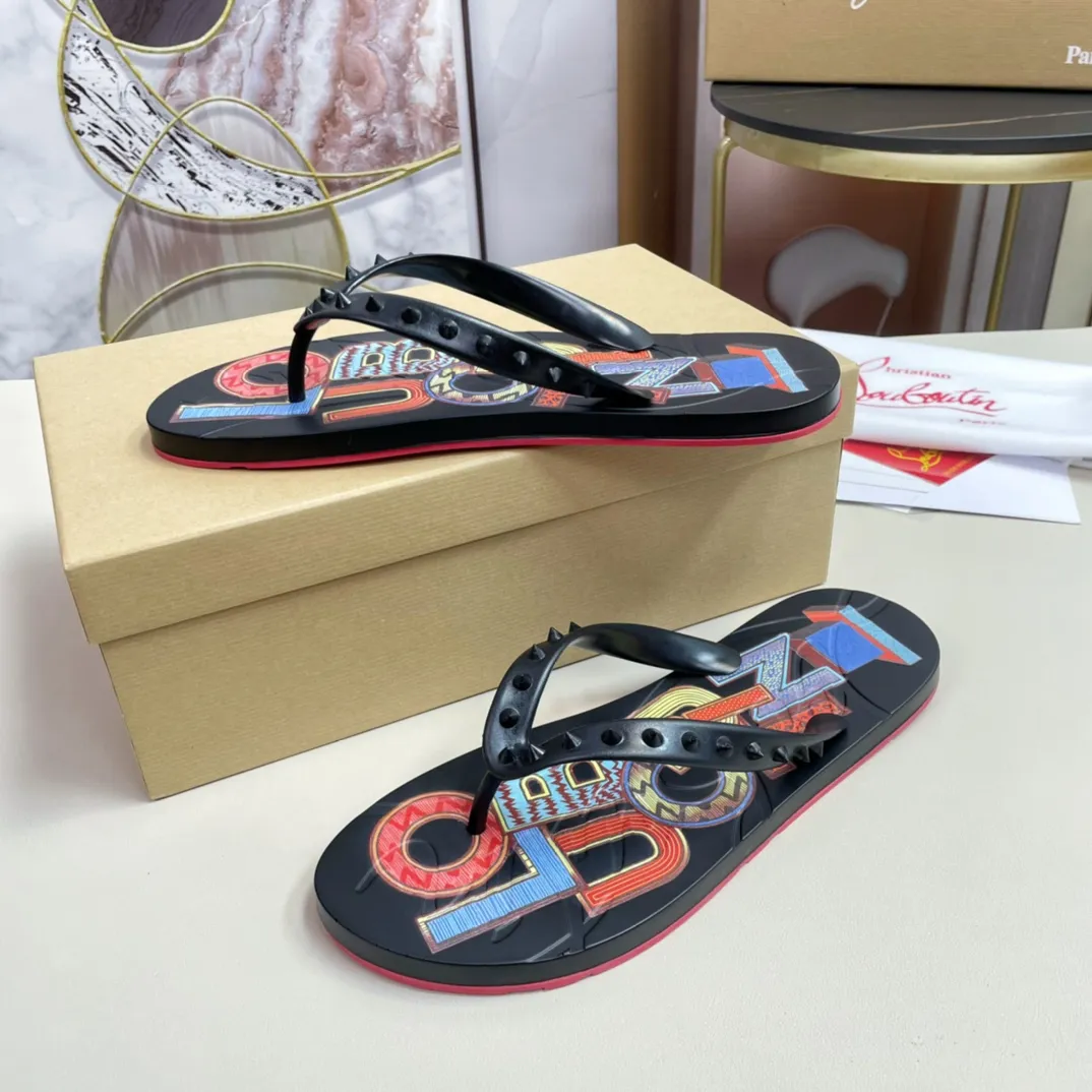 [CL red sole shoes] P: 280💰 size 38-45 Men’s classic slippers, made on the official website 1:1, the original factory specializes in original materials ➖ OEM 3D printing pattern production ➖ Original ultra-light anti-slip outsole. Super fashionable and super comfortable, handsome on the feet, a must-have for men in summer! !